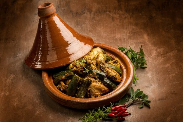 Quel est le meilleur choix de plat à tajine en terre cuite émaillée pour une cuisson lente et parfumée ?