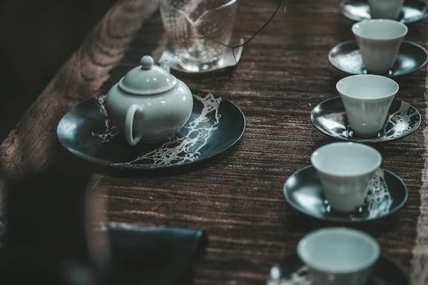 Comment choisir un service à thé complet en porcelaine avec motifs traditionnels ?